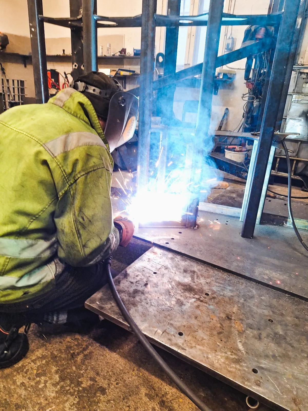 Hitsaustyö pajalla, rungon kokoaminen